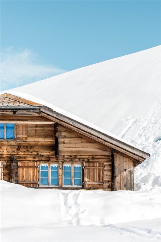 kar ve noel temalı cep telefonu kilidi için ücretsiz fotoğraf, beyaz bir dağdaki ahşap evin fotoğrafı
