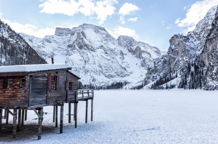 kışın doğanın güzel fotoğrafı, pc için ücretsiz görüntü fikri, dağlarda ahşap ev ile kış manzarası