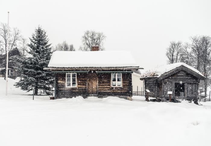 kış ve kar konulu pc için ücretsiz duvar kağıdı, dağlarda bir köyde ahşap evlerin fotoğrafı