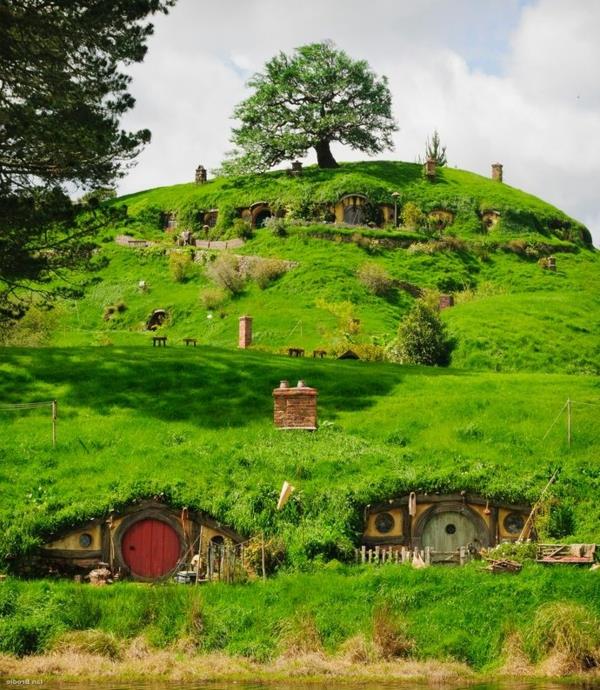 hobbit-house-a-green-hill-in-Hobbiton