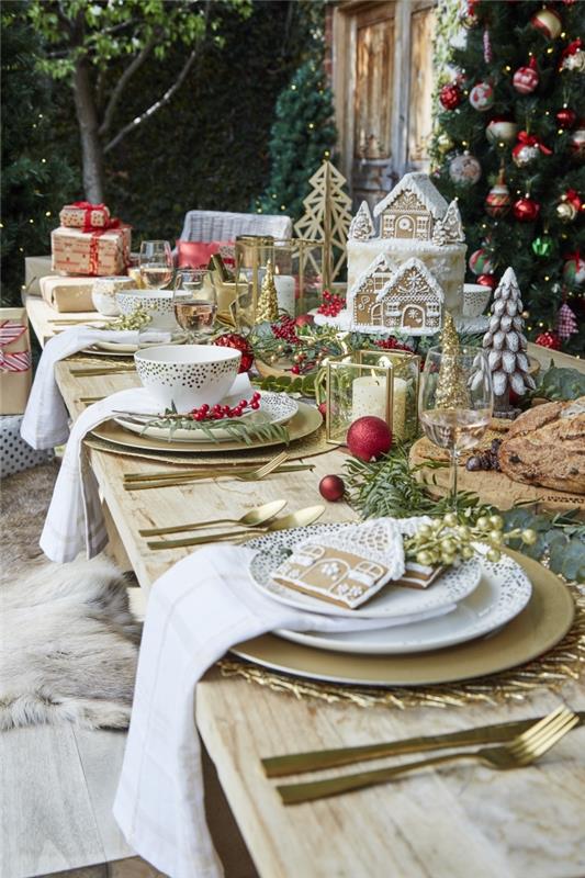 Kūčių stalo dekoravimo idėja pasidaryti patiems, Kalėdų stalas, papuoštas meduolių nameliu ir auksine eglute