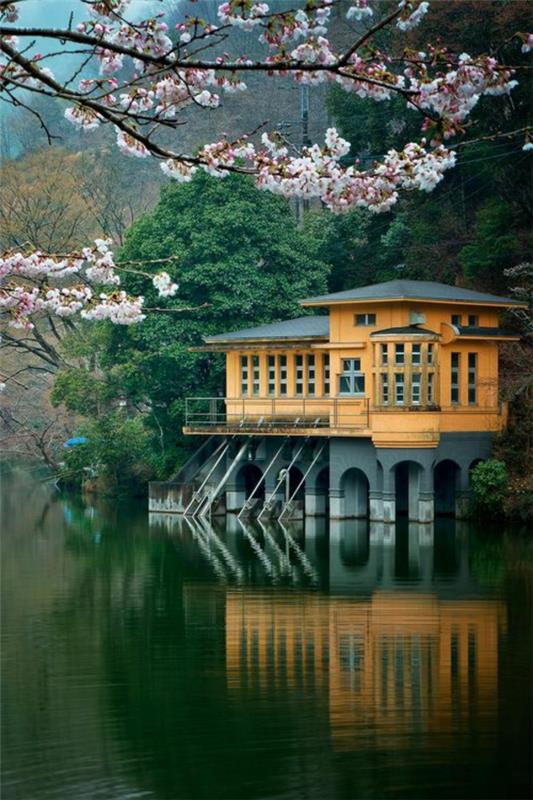 japonska hiša ob jezeru