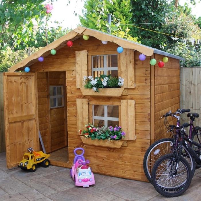 zamislite, kako okrasiti fasado majhne lesene vrtne hiše, zgraditi otroško igrišče