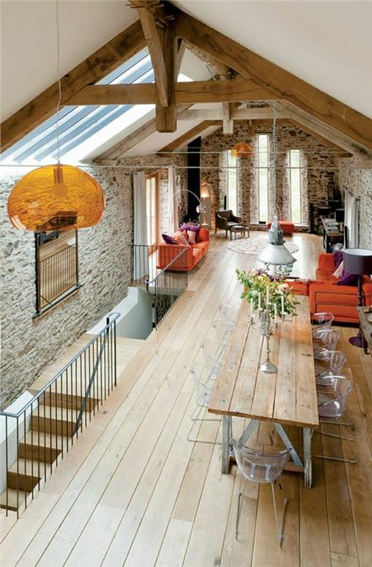 namas po šlaitu, su plytų sienomis ir lubomis po stogu, stalas ir baldai iš šviesaus dydžio medžio