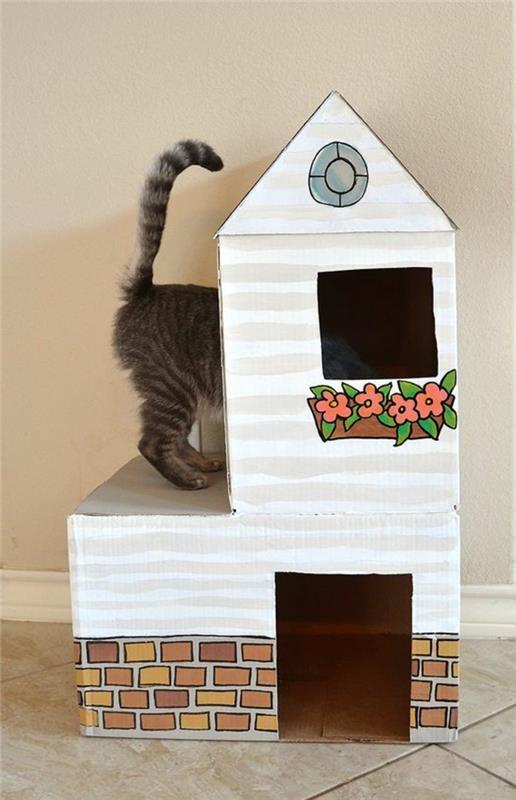 kačių namelis su karikatūrų gėlėmis ir mažu kačiuku