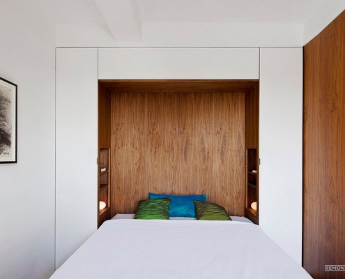 Glavna značilnost spalnice je postelja, vgrajena v steno