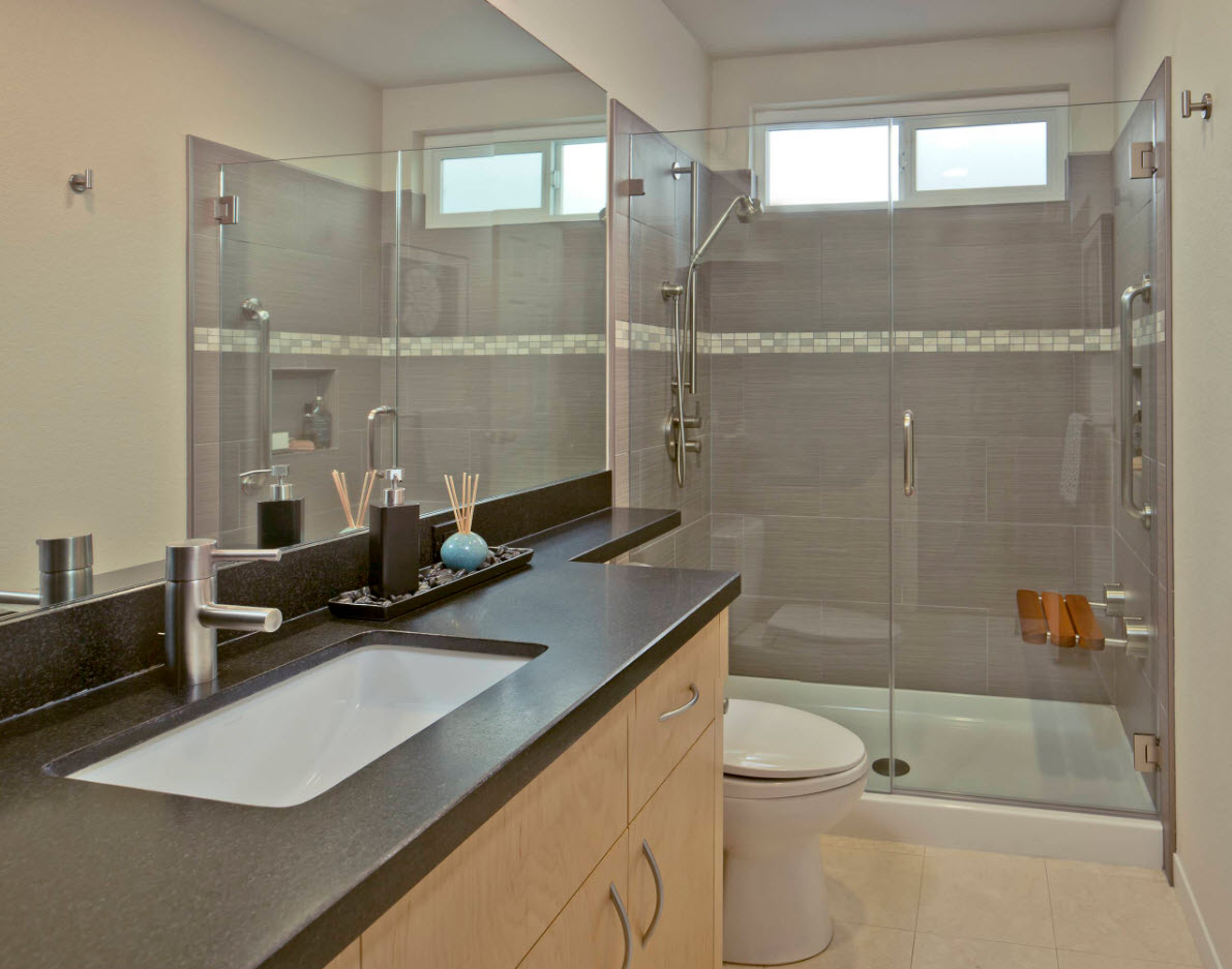Bagno con doccia dietro il vetro