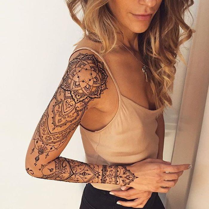 rokav za tetovažo mandala, elegantna ženska tetovaža, čipke in obeski, črna mandala