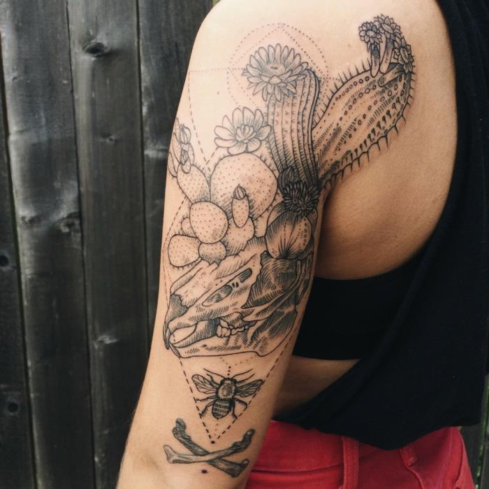 rankogalių tatuiruotės moteris, žydintis kaktusas ir bitė ant rankos juodu rašalu