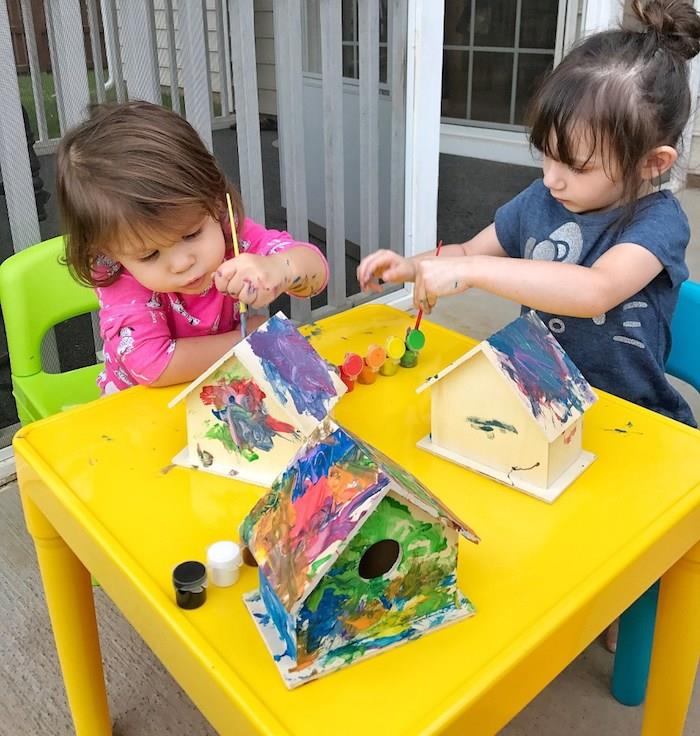 krmilnik ptic projekt dejavnost slikanje na lesenih hišah z akrilno barvo različnih barv abstraktna umetnost poklic DIY otrok poletje
