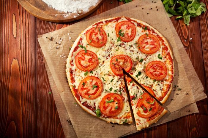 en iyi-pizza-tarifi-pizza-tepsi-hazırlık-margarita