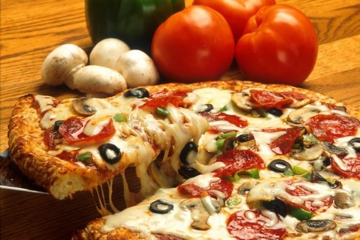 en iyi-pizza-tarifi-pizza-tepsi-hazırlık-domates