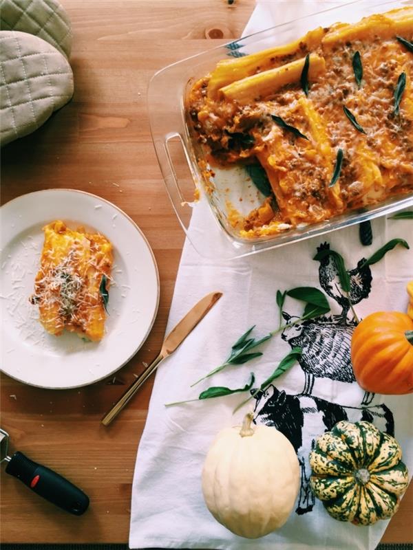 slasten in tolažujoč slani recept za mascarpone, manikijo z bučkami, žajbljem in mascarponejem v gratinirani posodi