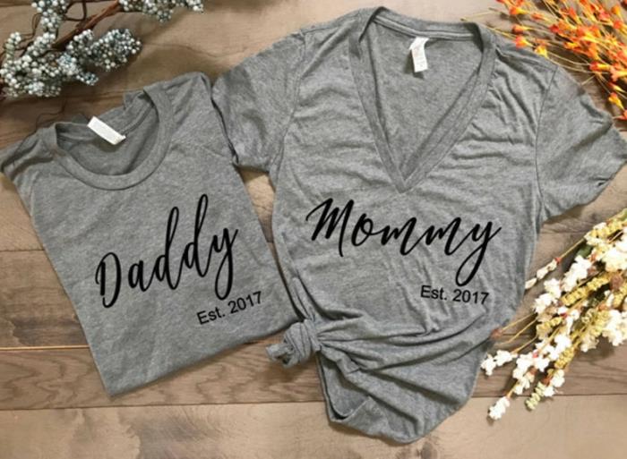 anne ve baba yazılı gri tişörtler, ebeveyn olacağımızı duyurmak için orijinal hediye