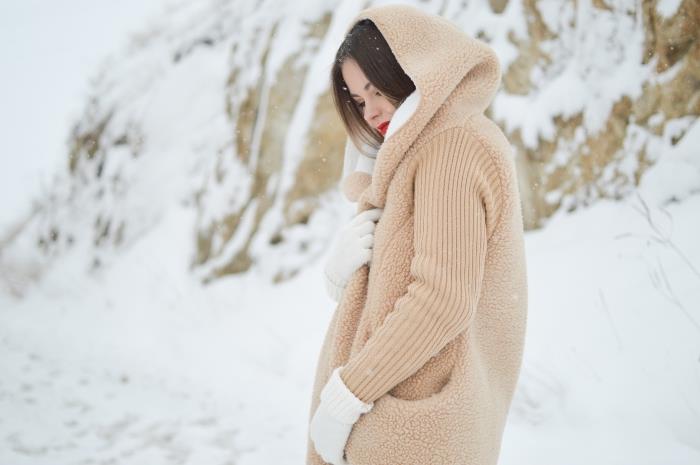 bej kapüşonlu sıcak paltolu kış için iyi giyinmiş genç kızın güzel fotoğrafı, kış duvar kağıdı fikri