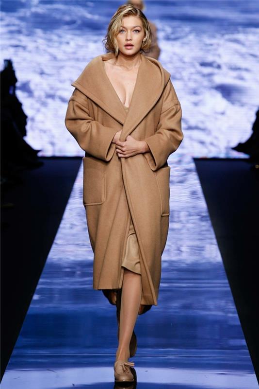 Gigi Hadid, dolg volneni plašč, kamel debelega kroja, modna revija