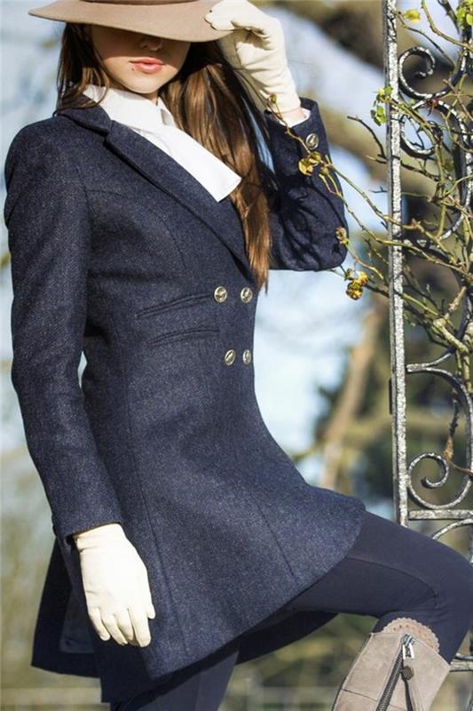 obešalnik-ženska-model-eleganten-in-chic-klobuk-z dolgim ​​robom