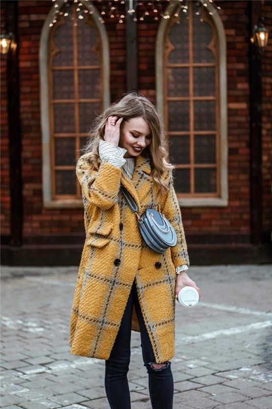 modaya uygun kadın kıyafetleri, kışın koyu sarı gölgeli bir palto ve koyu kot pantolonla nasıl iyi giyinileceğine dair fikir