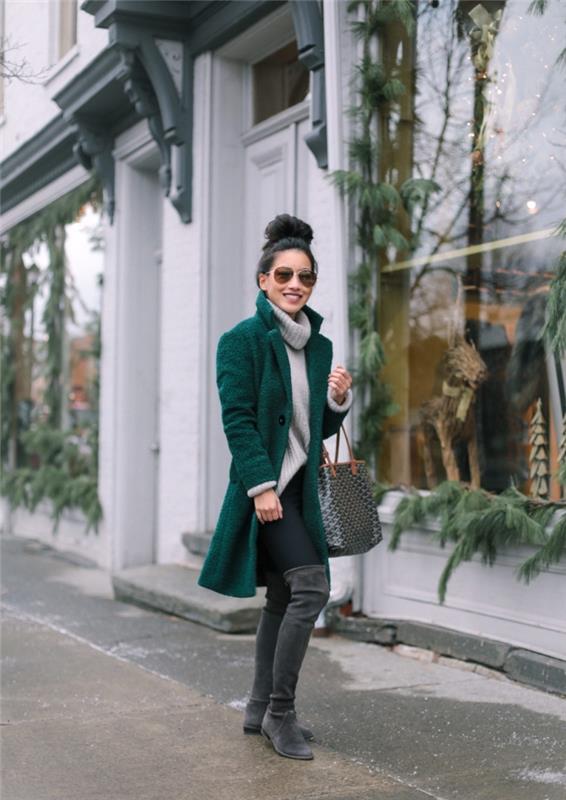 kakšne barve za zimska oblačila 2019, casual eleganten videz v črnih gamašah s kolenskimi čevlji in gozdnim zelenim plaščem