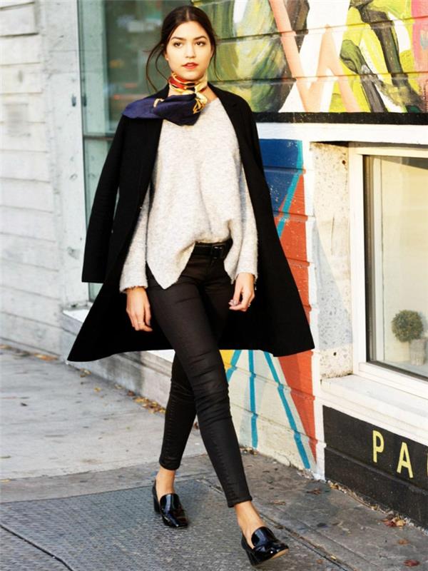 siyah ceket beyaz kazak şık ayakkabılar uyluk-yüksek görünüm Paris'teki kadınlar gibi Paris kıyafeti