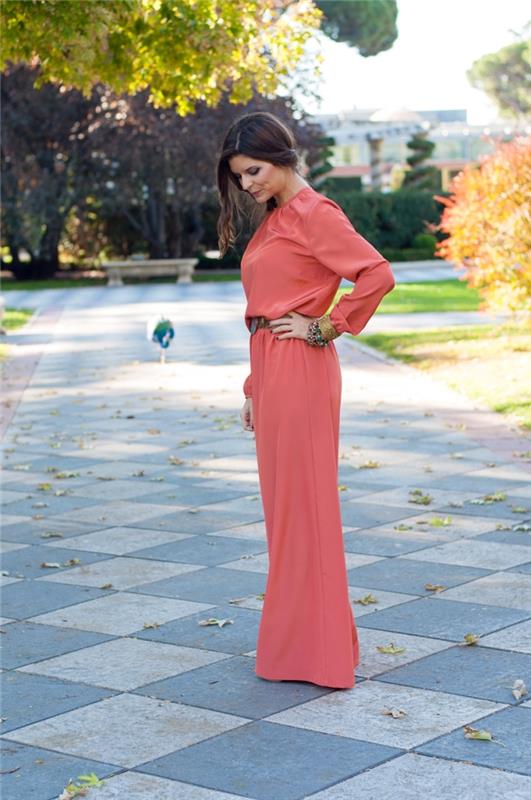 elegantna in elegantna vizija za udeležbo na poroki, dobro oblečena ženska v kombinezonu z dolgimi rokavi