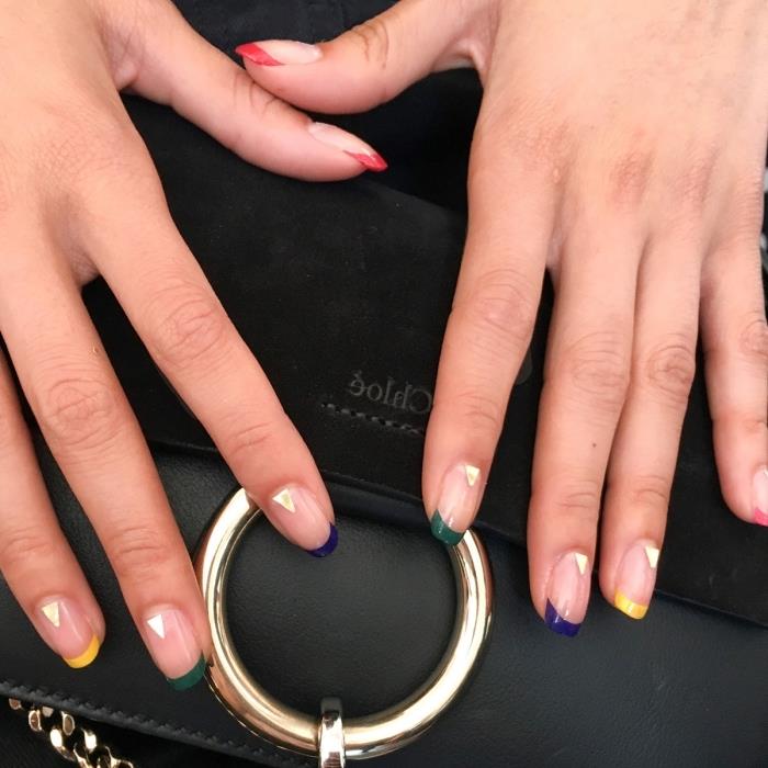 model gela za nohte s francosko oblikovano manikuro v barvah, izvirna in sodobna ideja za nail art s preprosto dekoracijo