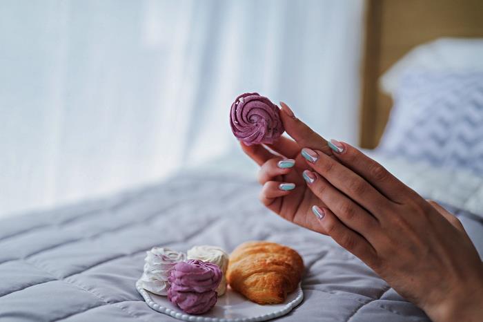 yarı kalıcı vernik ile yapılmış pastel tonlarda iki tonlu grafik tırnak sanatı, yapılması kolay jel manikür fikri