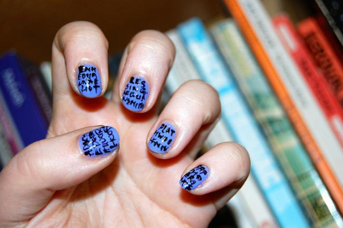 manikura-grafiti-nail-art-scripts-idea-deco-ongle