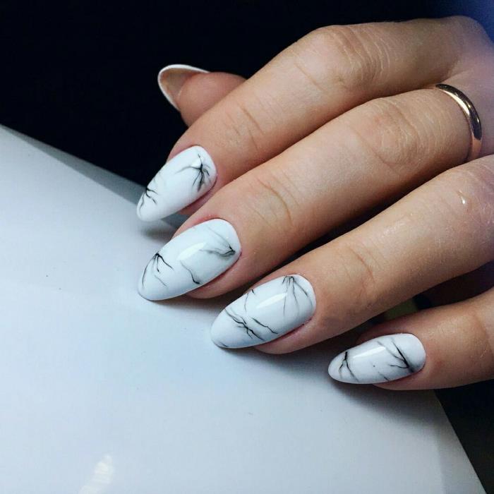 mandljevi nohti, siva in bela marmorna manikura, prstan treznega dizajna, lepa umetnost nohtov