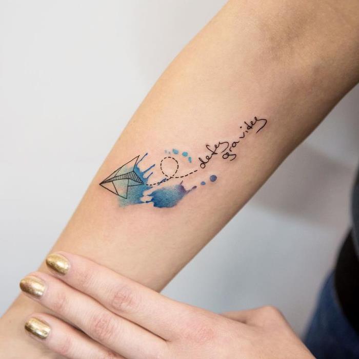 poetična minimalistična tetovaža, povezana z navdihujočim sporočilom in obarvana z modrim črnilom