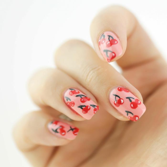 nail art s češnjami, roza ozadjem in rdečimi češnjami, kvadratni nohti