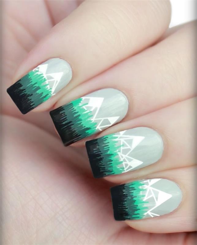 preprosta božična manikura, svetlo sivi lak za nohte z geometrijskim belim gorskim vzorcem in vzorcem zelene trave