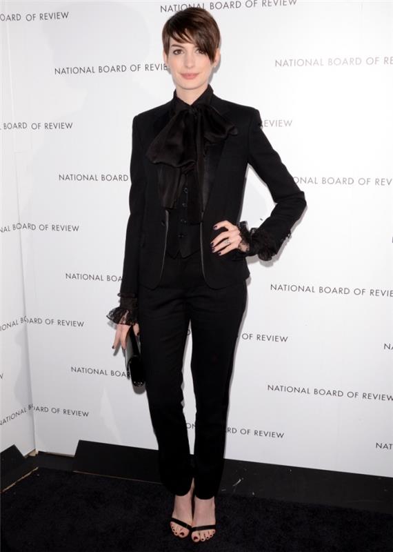 suknelės stiliaus moteris Anne Hathaway juodais smokingu su juodais atlasiniais marškinėliais ir juodais kulnais