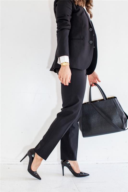 profesionalna delovna oblačila s črno obleko v kombinaciji z belo srajco in zlatim nakitom z uro in prstanom