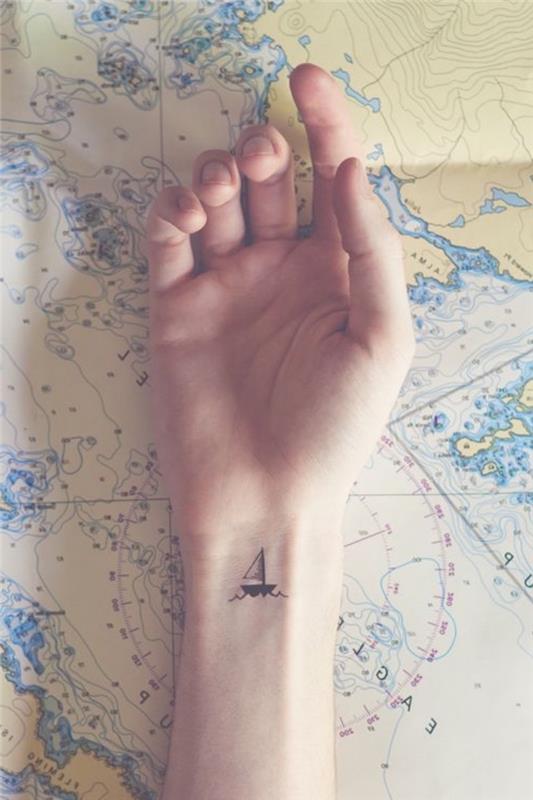rankos klojimas geografiniame žemėlapyje, mažos valties buriavimo riešo tatuiruotė, maža tatuiruotė