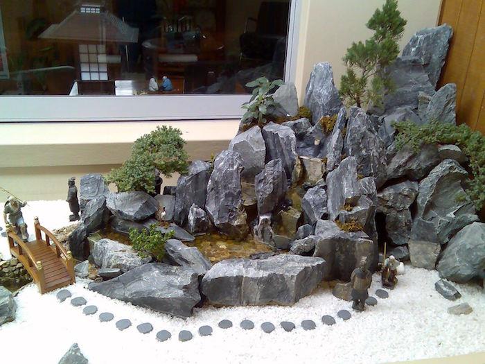 Japonski miniaturni krajinski model tipa Japonski vrt z belimi prodnatimi skalami in mostom