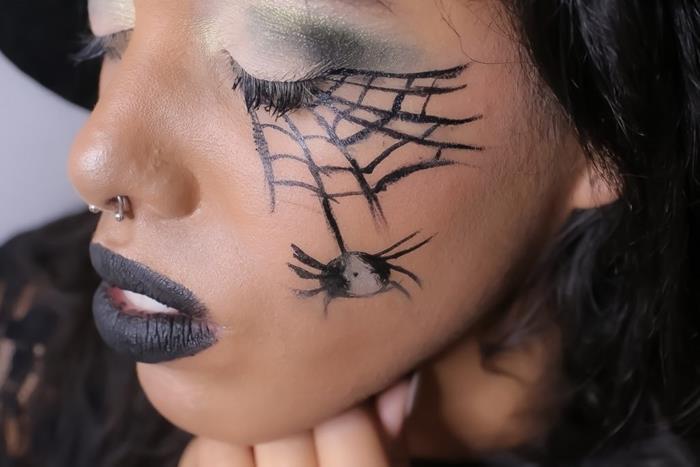 spider makeup enostaven obraz temno zelena senčila mat črna šminka halloween risba preprosta črna podloga za oči