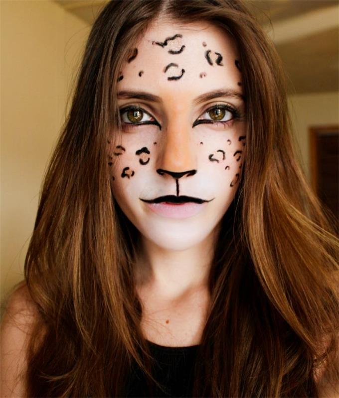 piešti ant veido akių šešėliais ir pieštuku, Helovino makiažo idėjos moteris, apsirengusi kaip nuožmi katė