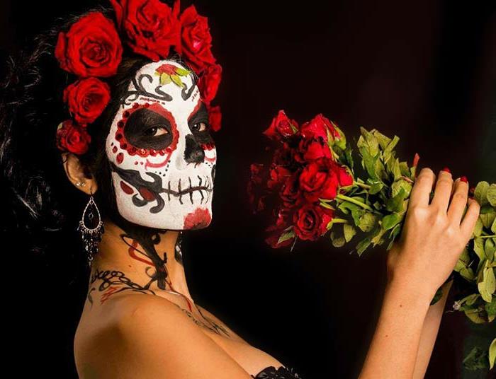Meksika'daki ölüler karnavalı için yapılmış kadın, gül çelengi, gül buketi, iskelet cadılar bayramı makyajı