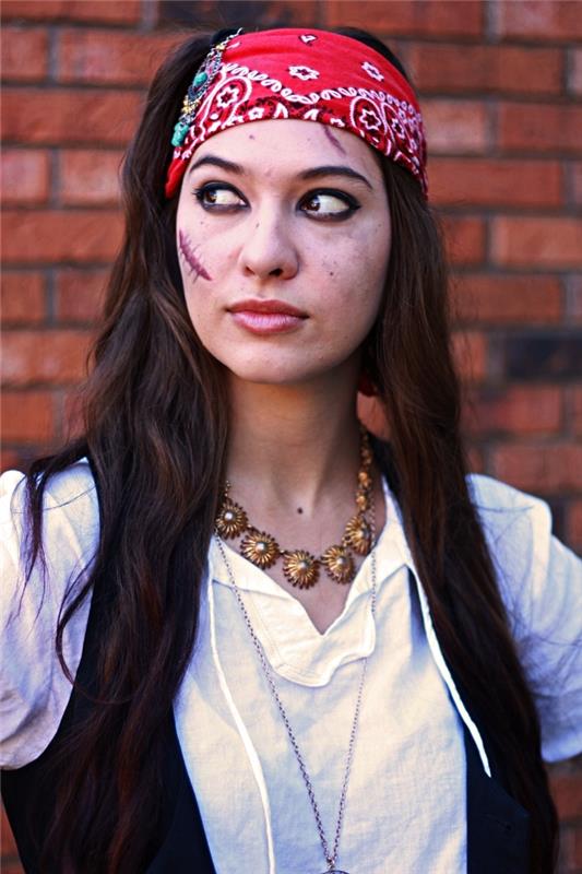 preprosta ličila za noč čarovnic, kako narediti lažne rane na obrazu, piratski kostum za ženske z lažnimi brazgotinami