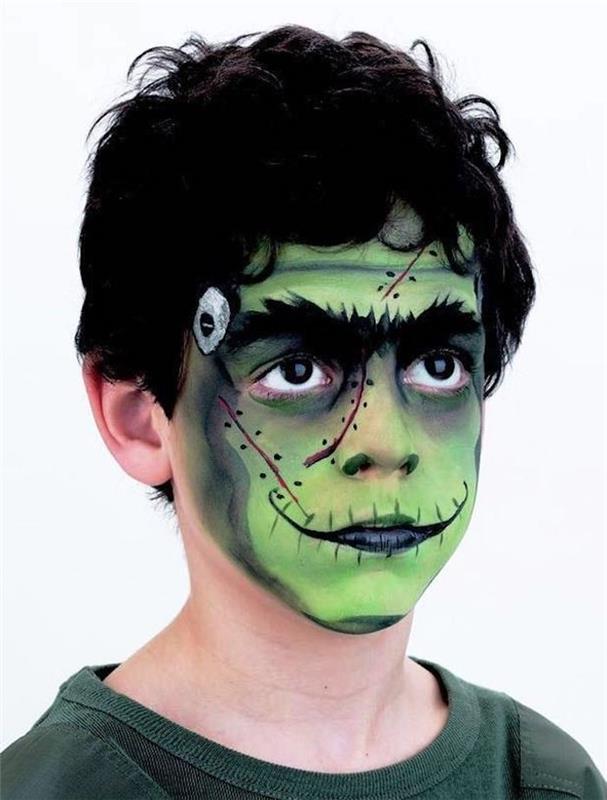 berniuko frankenšteino Helovino makiažas su žaliais dažais ant veido ir patempimai