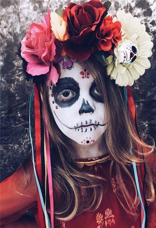 baisus Helovino makiažas, įkvėptas dia de los muertos su gėlių vainiku ir spalvingomis dagtimis