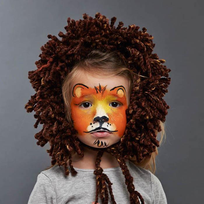 paprastas liūto Helovino makiažas mažam berniukui su pliušiniais karčiais