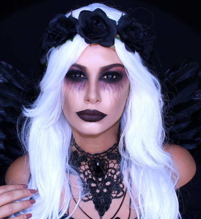 dramatik ve göz alıcı bir iblis makyajı, gotik tarzı kostümlü kadın düşmüş melek kostümü, siyah gül tacı ve siyah dantel kolye, görünür damarlı göz makyajı
