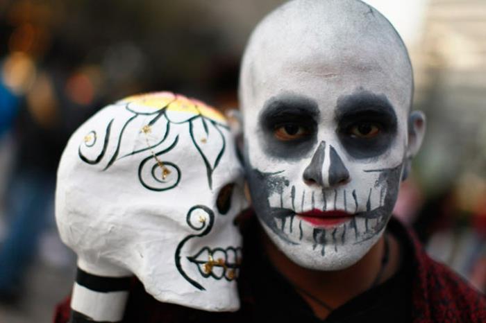 Helovino makiažo kaukolė, paprastas Helovino makiažas, kurį galima pasiekti naudojant dvi spalvas ir lūpų dažus