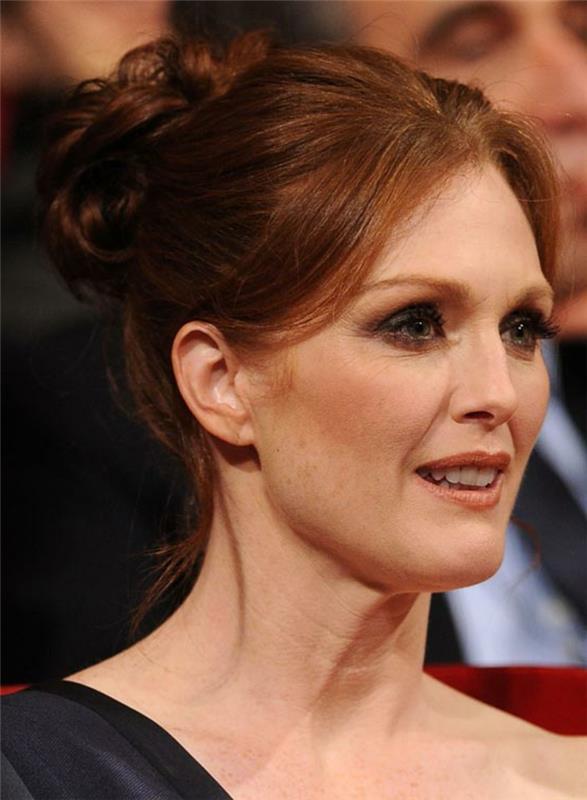 Julianne Moore raudonas cheeux, vestuvių svečių makiažas, netvarkinga bandelė