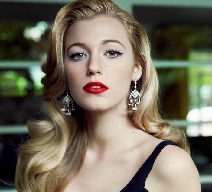 slavna pričeska Blake Lively z blond lasnimi kodrastimi lasmi v kombinaciji z rdečo šminko