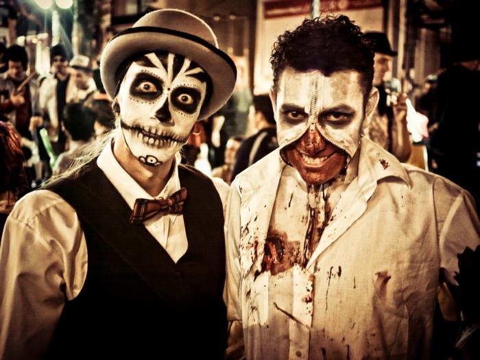 du vyrai su Helovino makiažu, balinti veidai, užtrauktuku užteršta kaukė, kraujo dėmėti kostiumai