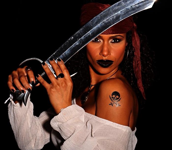 enostavna ličila za noč čarovnic za ustvarjanje videza glam piratske ženske, ženskega piratskega kostuma z rdečo bandano in tetovažo lobanje na rami