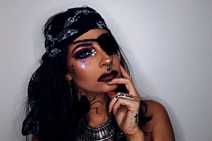 ženska piratska ličila v črno -vijoličnih tonih, bleščeče bleščeče ličilo za oči s kožnim nakitom